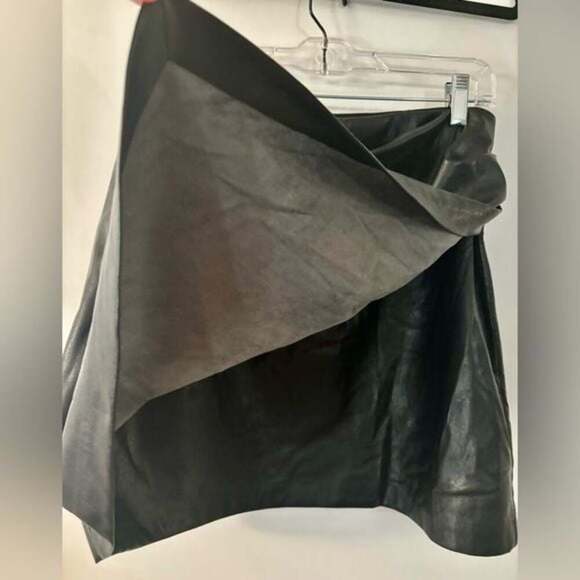 Aritzia Wilfred Angie Mini Skirt Vegan Leather in Black Women’s Size 10 - Picture 3 of 6